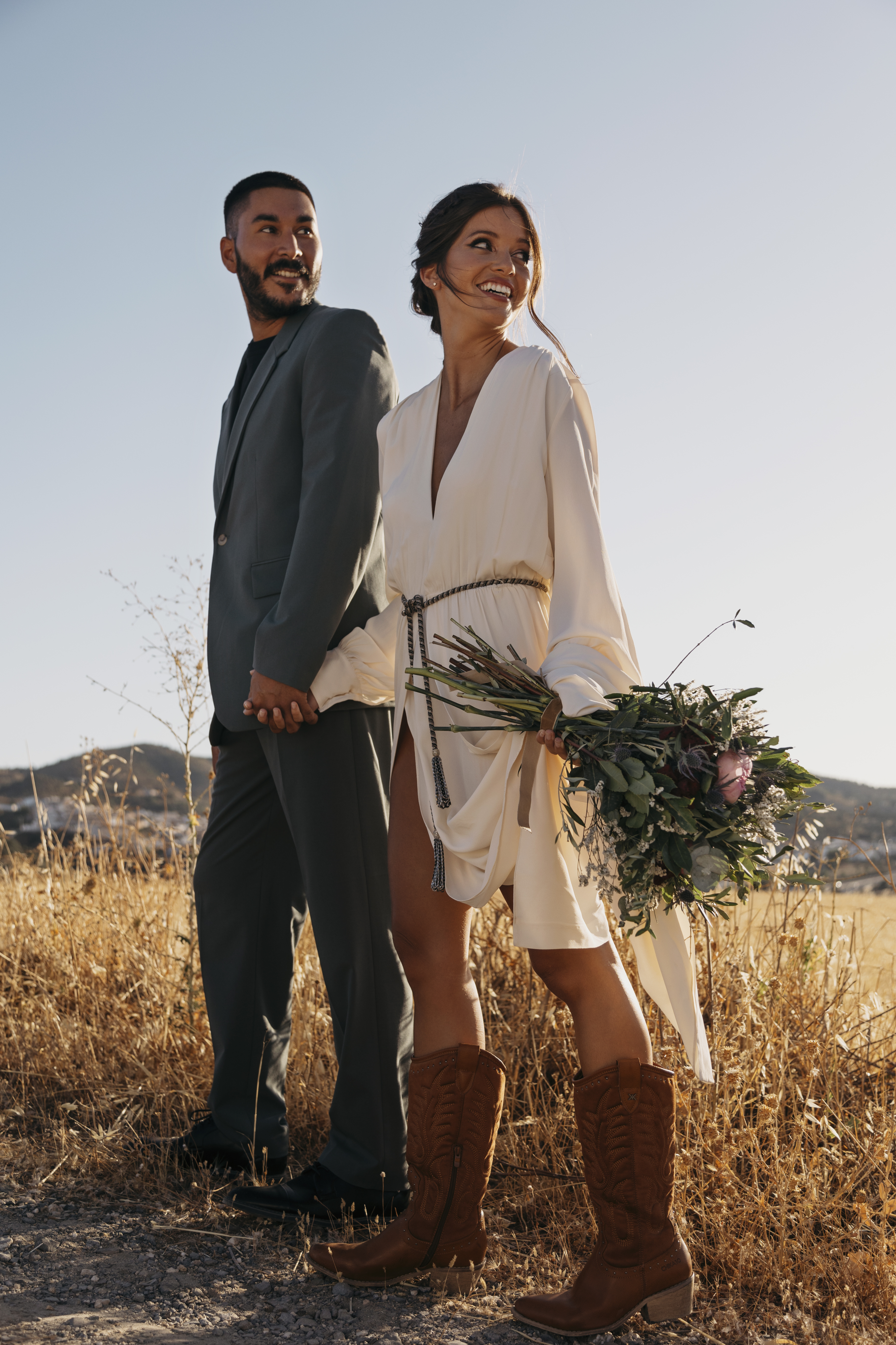Full shot smiley couple holding hands